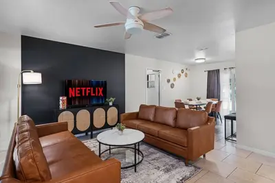 Image de Spacious Modern Retreat - Mins 2 Downtown