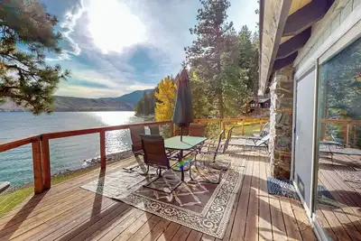 Image de Dog-friendly waterfront home with stunning Wallowa Lake views, private dock, decks, and plenty of space for relaxing family lakefront fun.