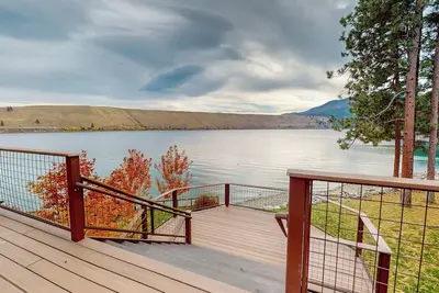 Image de Cozy Tree House Lake Retreat – Warm, Scenic Family Getaway with Peaceful Views, Easy Wallowa Lake Access. 3 Story home!
