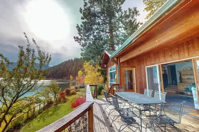 Image de \"Sunrise\" a lakefront retreat with stunning views, private dock, deck, full kitchen, and cozy spaces—perfect for a relaxing Wallowa Lake getaway!