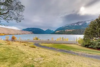 Image de The View: Aptly named for its stunning Wallowa Lake, this beautiful 3-bedroom, 2-bath home offers comfort, charm, and breathtaking scenery. No pets.