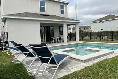 Image de Encore 5‑Br Home w/ Private Pool & Spa