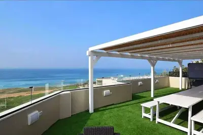 Image de Luxury Seafront Villa – Netanya<br><br>A spacious and elegant villa located on the first line to the sea in Netanya, offering breathtaking ocean views from every corner. Perfect for families or groups seeking a luxurious, peaceful getaway. <br>The vil