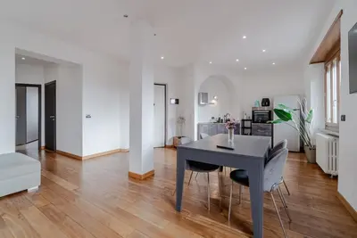 Image de Spacious and bright apartment of approximately 80 square meters, perfect for four people, located on the fifth floor of a building (No elevator). The property is located in a quiet area and well-connected to the center of Turin by surface transport. The