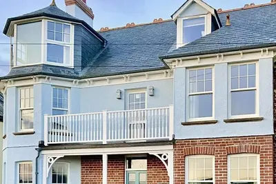 Image de A beautifully refurbished family home on Flexbury Park Road.