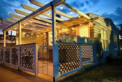 Image de Adventure awaits you in this stylish home with private hot tub spa, on your own enclosed patio. Remodeled home with chef's kitchen, stylish vibe and everything you need. Just minutes to everything Denver has to offer.