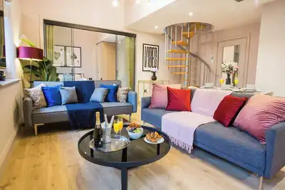 Image de Spacious 3-Bed Retreat | Modern & Super Central