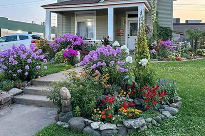 Image de Enjoy the entire main level of this Historic Victorian duplex form the 1800s. Located in the heart of Cambridge. Unwind in private 4-person sauna, king size beds, quaint front porch and fully stocked kitchen. Walk to everything in town.