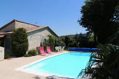 Image de au cœur du village, agréable villa, jardin clôturé, piscine et pool house.