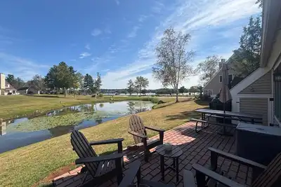 Image de Winter Songbird Retreat — 5br Modern Condo in South Down Shores