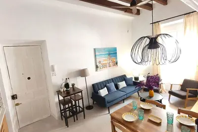 Image de Lope (Pinillos), apartment in historic building in San Roque neighborhood.