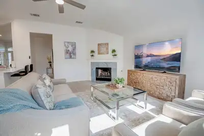 Image de 5 Bedroom, Private fenced yard, Indoor Fireplace, Prime Location