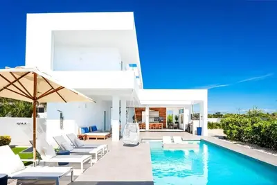 Image de Elite Villa with Pool, Steps from the Beach (11)