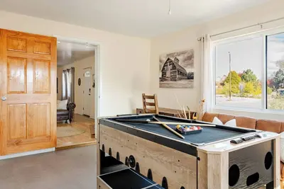 Image de Family-Friendly 3br Home • Game Room, Soaking Tub • Walk to Unm/Nob Hill