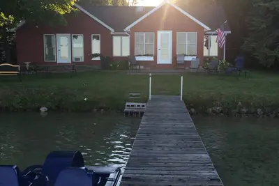 Image de Cozy Lakefront Cabin - A stone throw away from Michigan's best kept secrets!