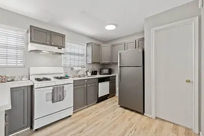 Image de Cozy Apt Sleep 6 near Downtown & Med Center!
