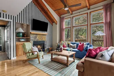 Image de Himmelhaus Retreat - Cozy Luxury Above Helen