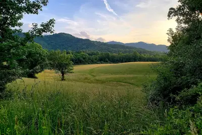 Image de The Storybook Cottage  on 430 ac farm. Spa, trails, gorge overlook, 7 min Fvlle