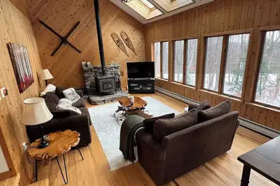 Image de Okemo Mountain Ski Lodge - Sleeps 9, Hot Tub, Game Room, Pet Friendly!