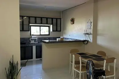 Image de Cozy 2-bedroom apartment with private parking, Ac, 7 min drive to city center