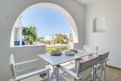 Image de Central 3-bedroom apartment with Ac, walk to taverns and beach