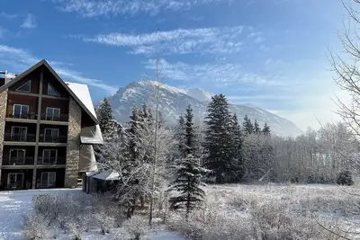 Image de Canmore 2 Br Family Suite | Pool, Hot Tub, Games, Mtn View, Walk to Downtown