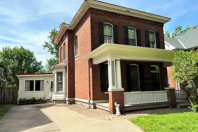 Image de Fresh, Spacious & Fully Furnished — Ideal for Flexible Month-to-Month Stays!