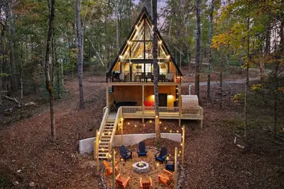 Image de Cozy Romantic Cabin Hot Tub, Sauna & Scenic Views