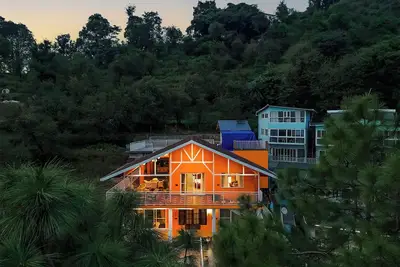 Image de amã Stays & Trails White Hackle, Dharamshala