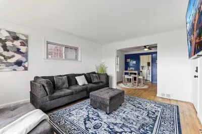 Image de Bright & Stylish 2br with Private Parking & Minutes to Downtown