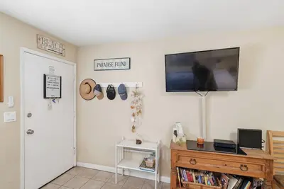 Image de New! ! Steps to Beach! 1-bedroom Full Condo