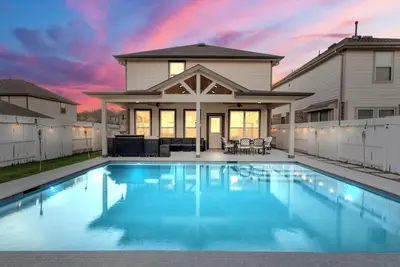 Image de Come experience TropiCasa- where the pool stays sparkling, the games stay going,