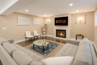 Image de Executive 2br Lower Suite · Private & Spacious/Near Us Border