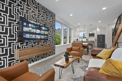 Image de Ballard Hangout - Arcade, Covered deck, Sleeps 10!