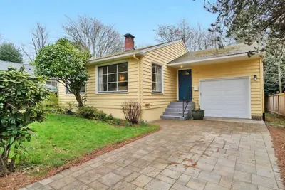 Image de Mellow Yellow | Uw & Children's | Backyard Patio!