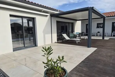 Image de 74 Grec - Agréable villa avec piscine en ville