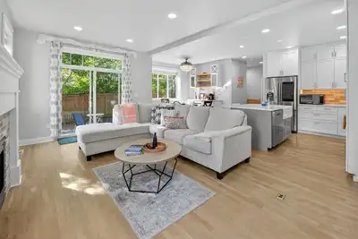 Image de Modern Edmonds Escape: Spacious, 3bdrm, Fireplace