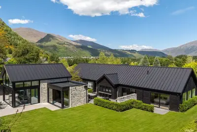 Image de Arrowtown Luxury Estate - Use of pool, tennis courts and gym