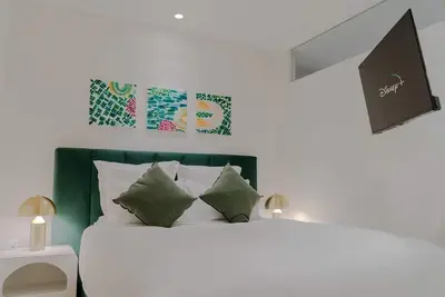 Image de Emerald Suite | City View Hot Tub | Free Parking