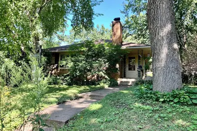 Image de spacious 2 Br unit in duplex with one-car attached garage and in-unit laundry