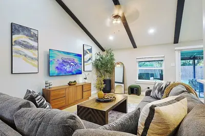 Image de Tranquil Chic 3br Getaway | Sauna•Gym•HotTub•Game