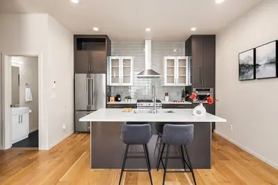 The Landing | Modern Townhome w/ Rooftop Deck