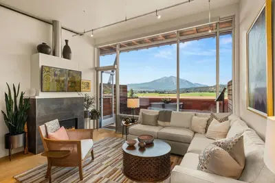 Image de The Haven Loft – Luxe modern townhouse