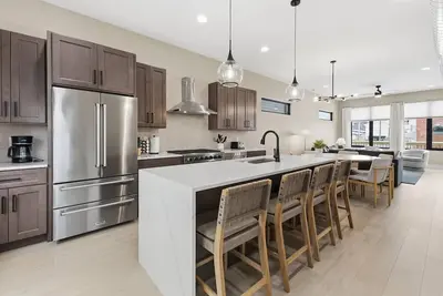 Image de Brand New 4br house w Patio and skyline views