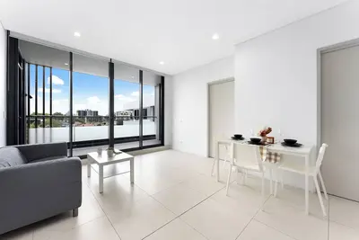 Image de Chic 2br Stay -Walk to Station & 5 Mins to Airport