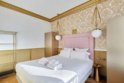 Image de Superbe Ac- 1bdr Ave Montaigne - Arc de Triomphe par Studio Prestige
