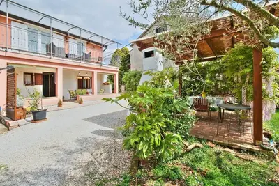 Image de Budget friendly 2 bedroom apartment on groundfloor with outdoor space - Lorena 1