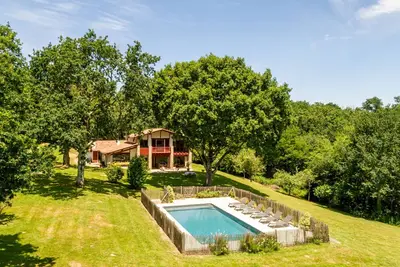 Image de Kanieta - Jolie maison basque avec piscine et grand jardin au calme de la campagne - 4 chambres & 3 salles de bain - proche centre-ville de Saint-Jean-de-Luz