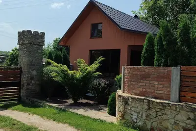 Image de Загородный дом с удобным барбекю расположенном в ухоженном дворике. Без животных