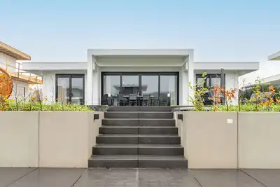 Image de Luxurious 8-person villa with hot tub, sauna, spacious waterfront garden with barbecue and private jetty – perfect for ultimate relaxation and comfort.